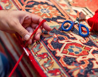 خدمات تخصصی و حرفه ای رفوی فرش در قالیشویی فرشته